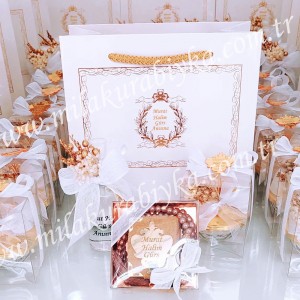 İsimli Mini Kuran - İnci Tesbih - Kolonya - Cam Lokumluk ve Karton Çanta Seti - Söz, Nişan, Nikah, Doğum Günü, Sünnet, Bebek ve Mevlüt Hediyesi
