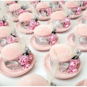 Pleksi İsim Plakalı Magnet Kadife Şapka - Badem Şekerli